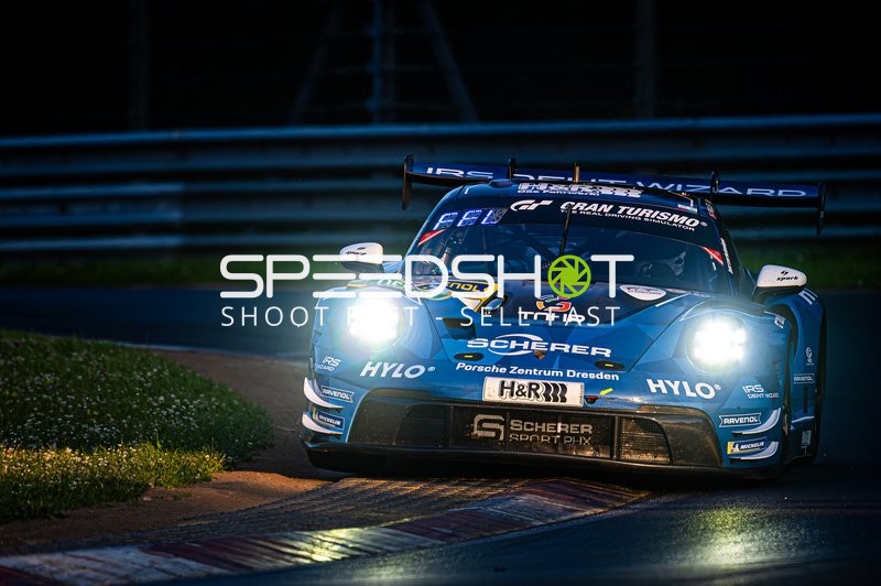 Rennfahrzeug auf der Rennstrecke