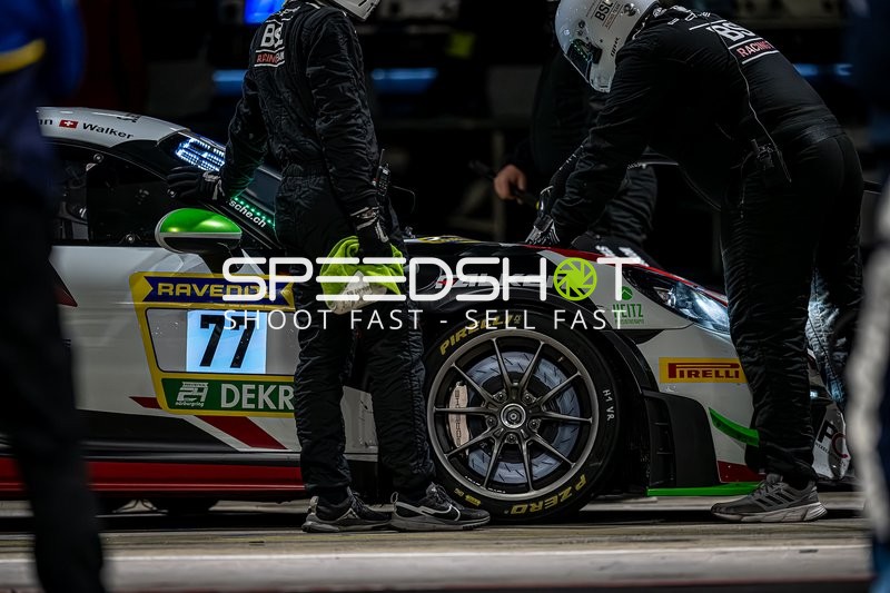 Rennfahrzeug in der Boxengasse