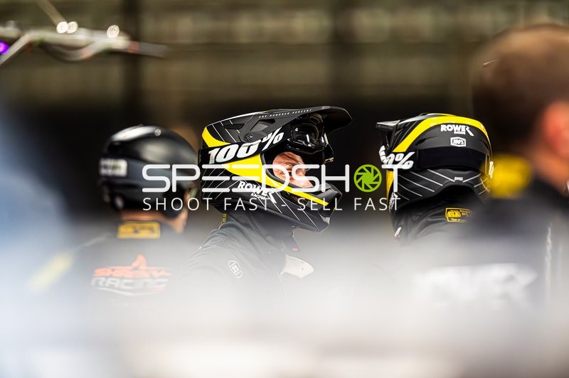 Teammitglieder in der Boxengasse