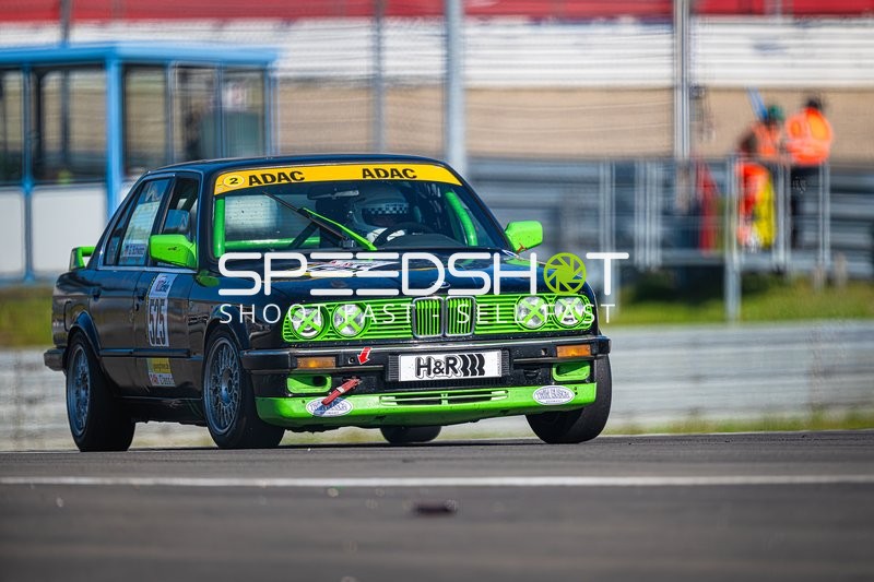 BMW Rennwagen auf der Rennstrecke