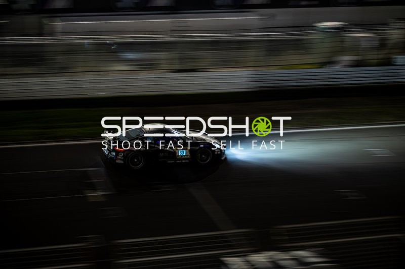 Fahrzeug auf der Rennstrecke