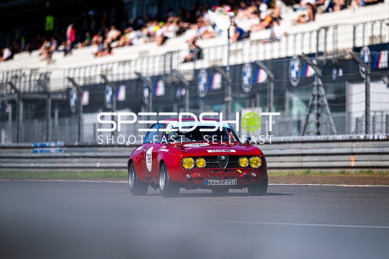 Klassischer Alfa Romeo auf der Rennstrecke