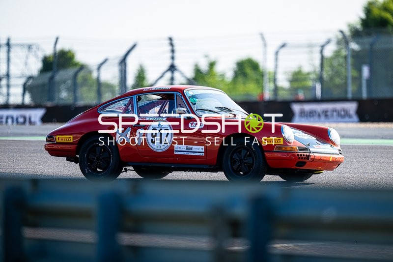 Klassischer Rennwagen auf der Rennstrecke