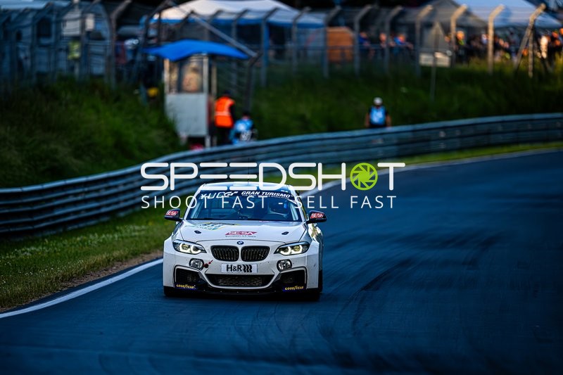 Rennfahrzeug auf der Rennstrecke