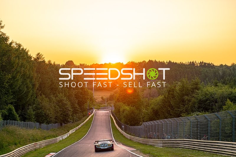 Rennfahrzeug auf der Rennstrecke