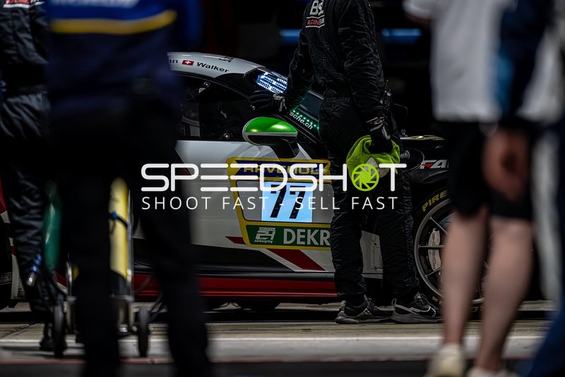 Rennfahrzeug in der Boxengasse