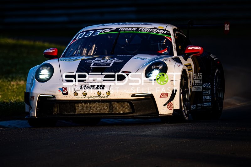 Rennfahrzeug auf der Rennstrecke