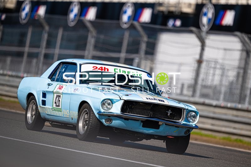 Klassischer Ford Mustang auf der Rennstrecke