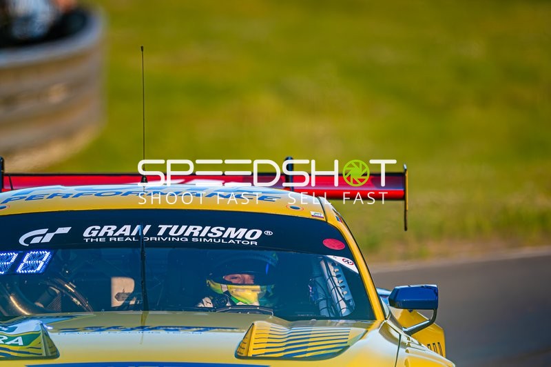 Rennfahrzeug auf der Rennstrecke