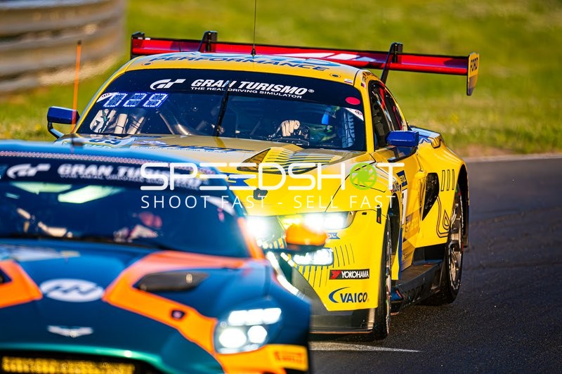 Zwei Fahrzeuge auf der Rennstrecke