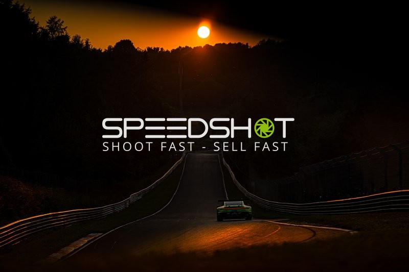 Rennfahrzeug bei Sonnenuntergang