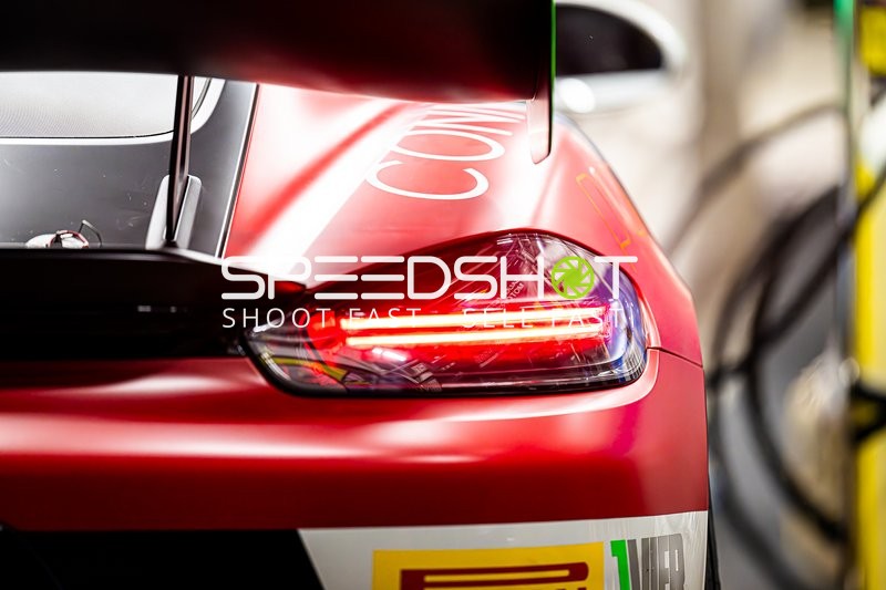 Rennfahrzeug in der Boxengasse