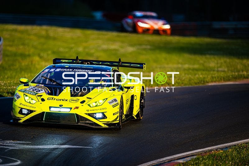 Rennfahrzeug auf der Rennstrecke