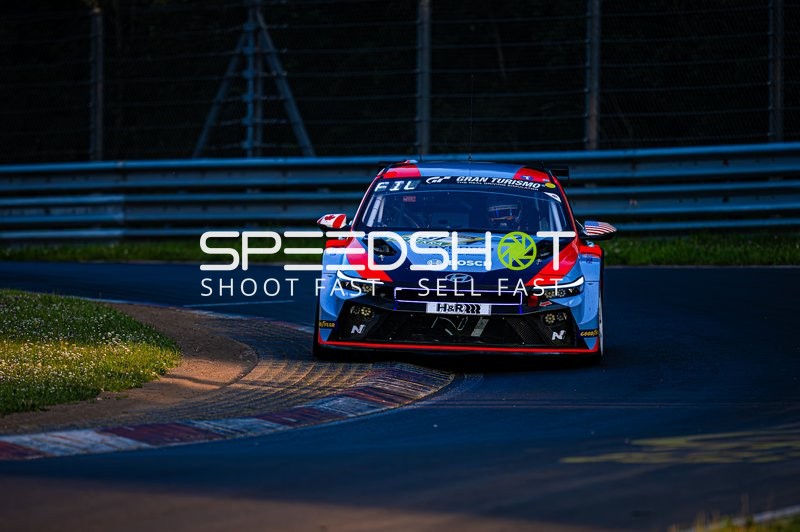 Rennfahrzeug auf der Rennstrecke