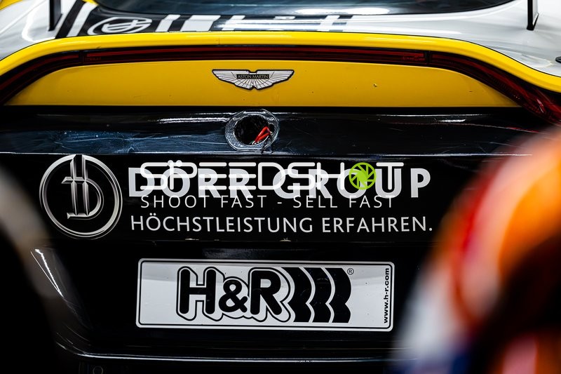 Aston Martin Heck mit Sponsoren