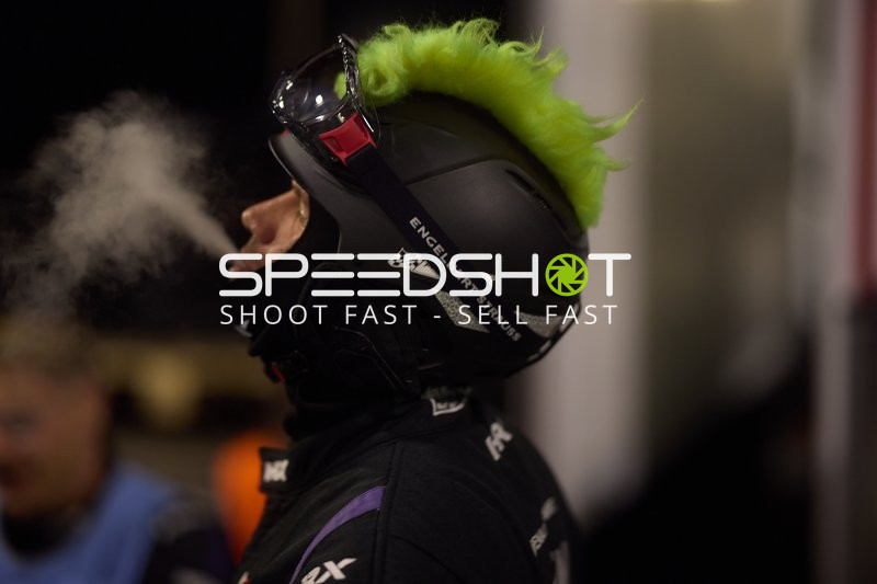 Rennfahrer in der Boxengasse