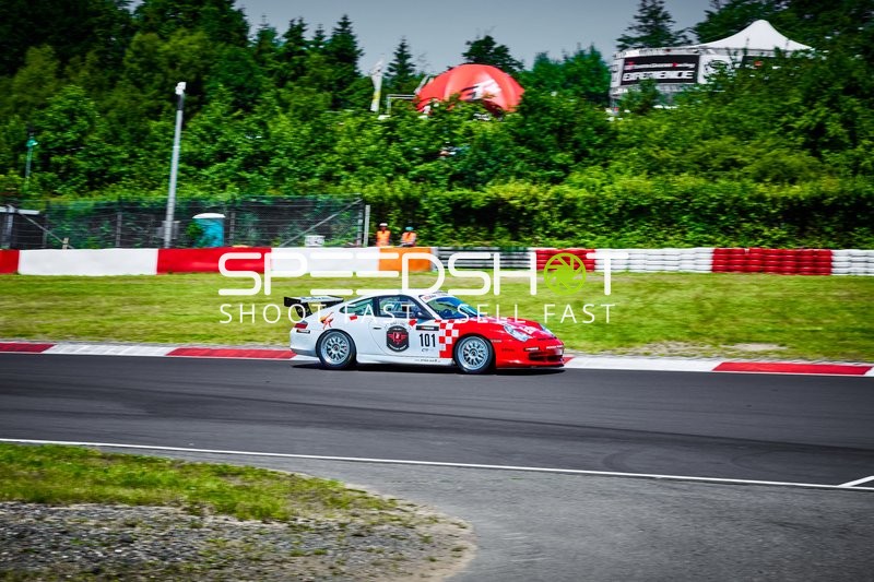 Rennfahrzeug auf der Rennstrecke