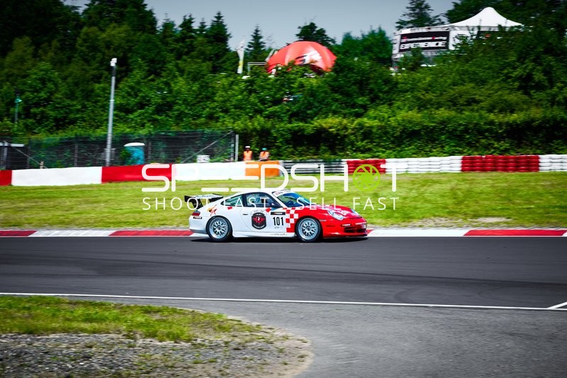 Rennfahrzeug auf der Rennstrecke