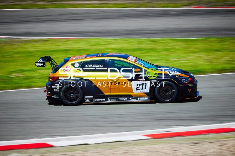 Tourenwagen auf der Rennstrecke