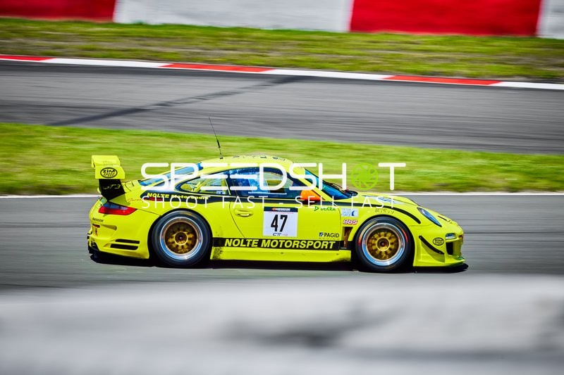 Rennfahrzeug auf der Rennstrecke