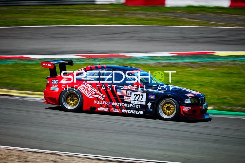 Rennfahrzeug auf der Rennstrecke