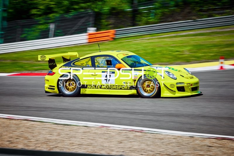 Porsche 911 GT3 R auf der Rennstrecke