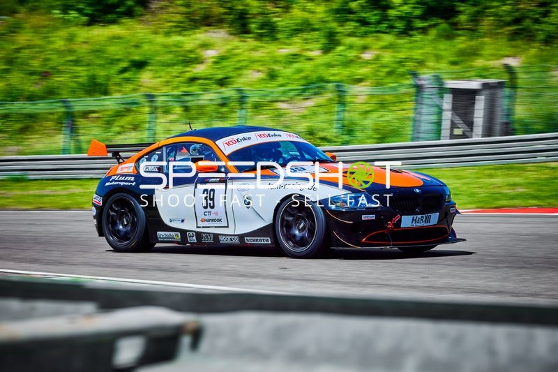 Rennfahrzeug auf der Rennstrecke