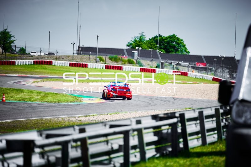 Rennfahrzeug auf der Rennstrecke