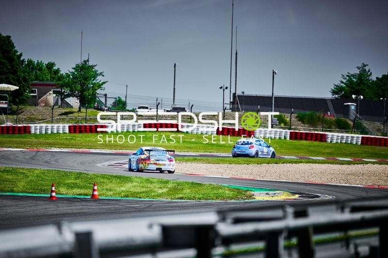 Luca Ludwig (1, Scherer Sport PHX) vor Danny Soufi (7, Konrad Motorsport)