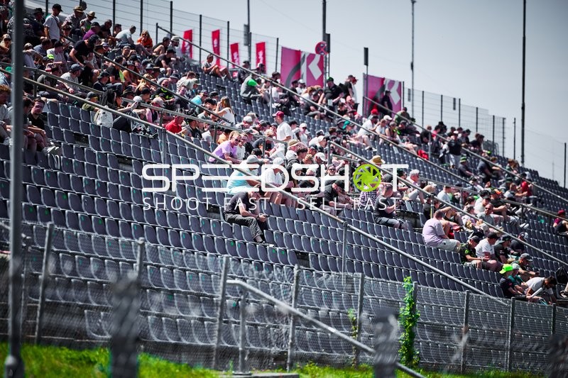 Zuschauer auf der Tribüne