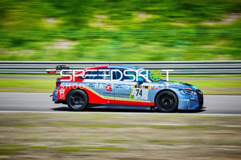 Rennfahrzeug auf der Rennstrecke