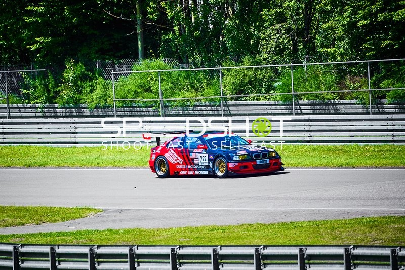 Rennfahrzeug auf der Rennstrecke