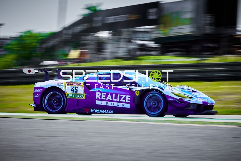 Rennfahrzeug auf der Rennstrecke