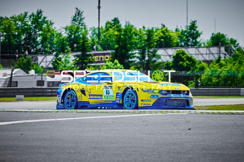 Ford Mustang GT3 auf der Rennstrecke