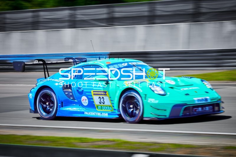 Rennfahrzeug auf der Rennstrecke