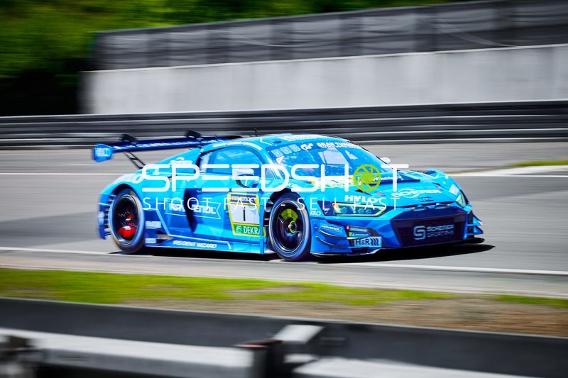 Fahrzeug auf der Rennstrecke