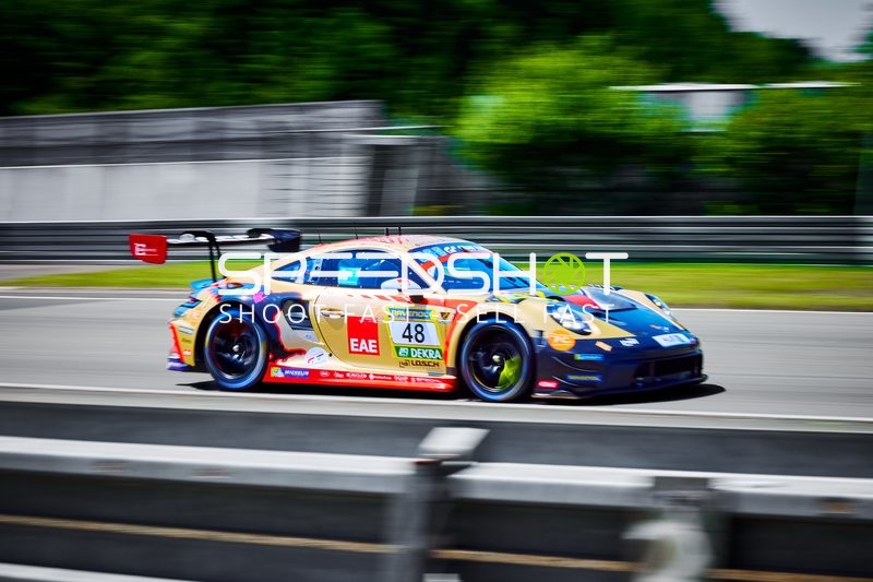 Rennfahrzeug auf der Rennstrecke