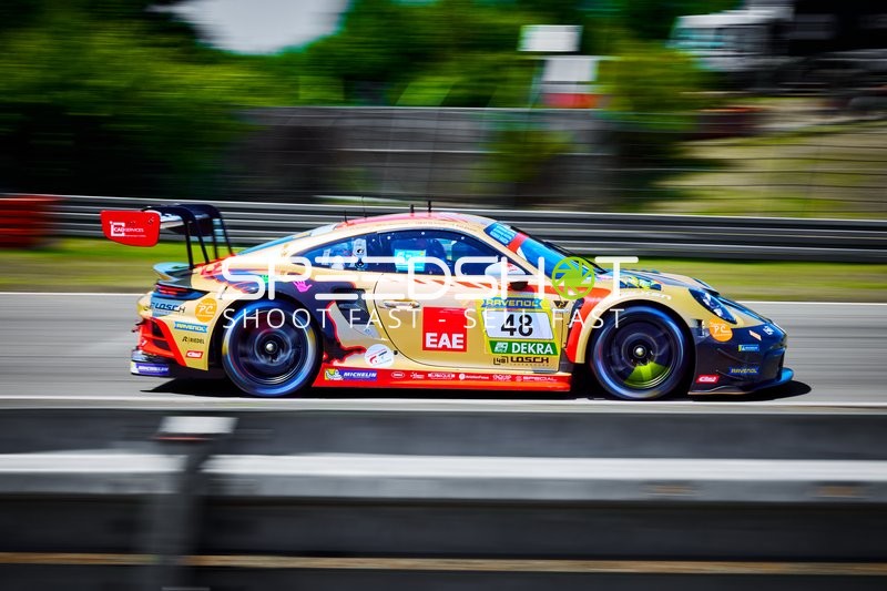 Rennfahrzeug auf der Rennstrecke