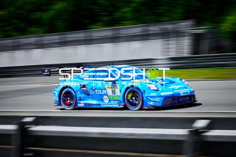 Rennfahrzeug auf der Rennstrecke