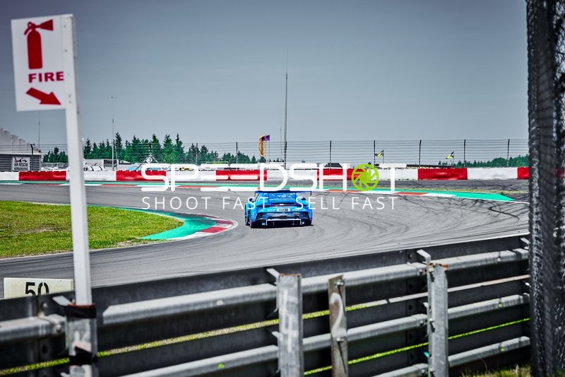 Rennfahrzeug auf der Rennstrecke