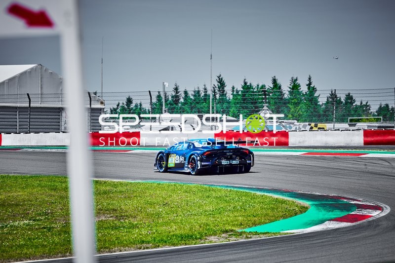 Rennfahrzeug auf der Rennstrecke