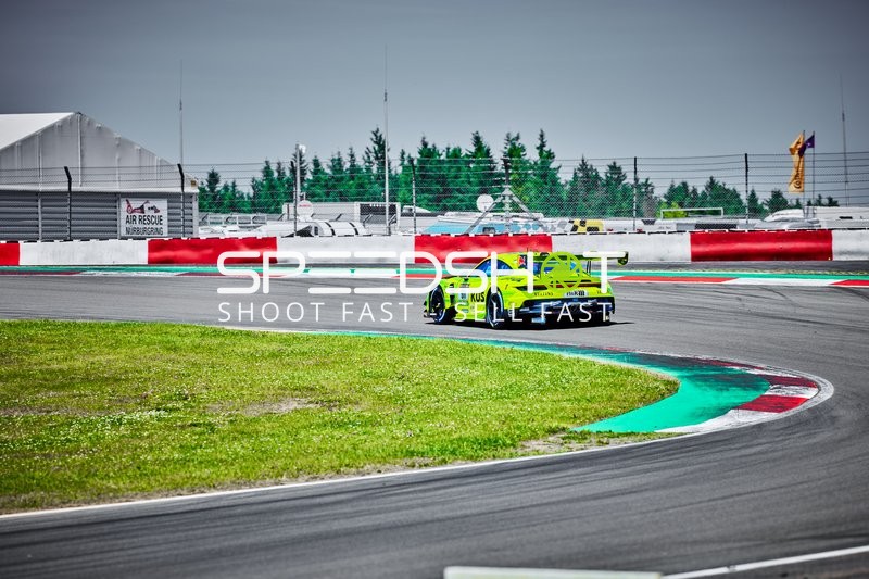 Rennfahrzeug auf der Rennstrecke