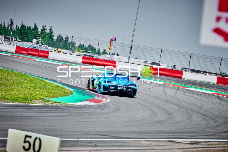 Rennfahrzeug auf der Rennstrecke