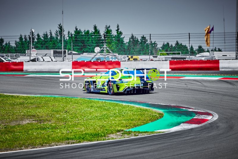 Rennfahrzeug auf der Rennstrecke