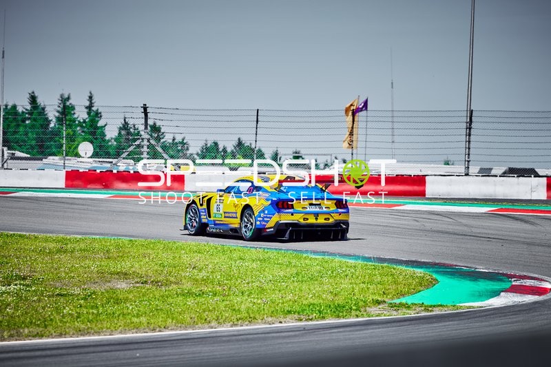 Ford Mustang GT3 auf der Rennstrecke