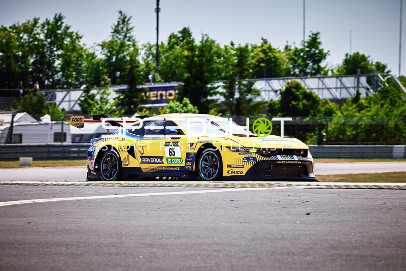 Rennfahrzeug auf der Rennstrecke