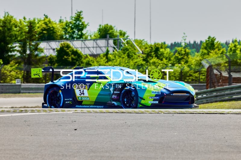 Rennfahrzeug auf der Rennstrecke