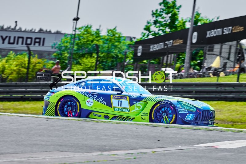 Rennfahrzeug auf der Rennstrecke