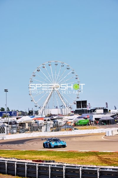 Rennfahrzeug auf der Rennstrecke