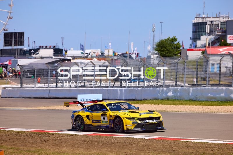 Ford Mustang GT3 auf der Rennstrecke